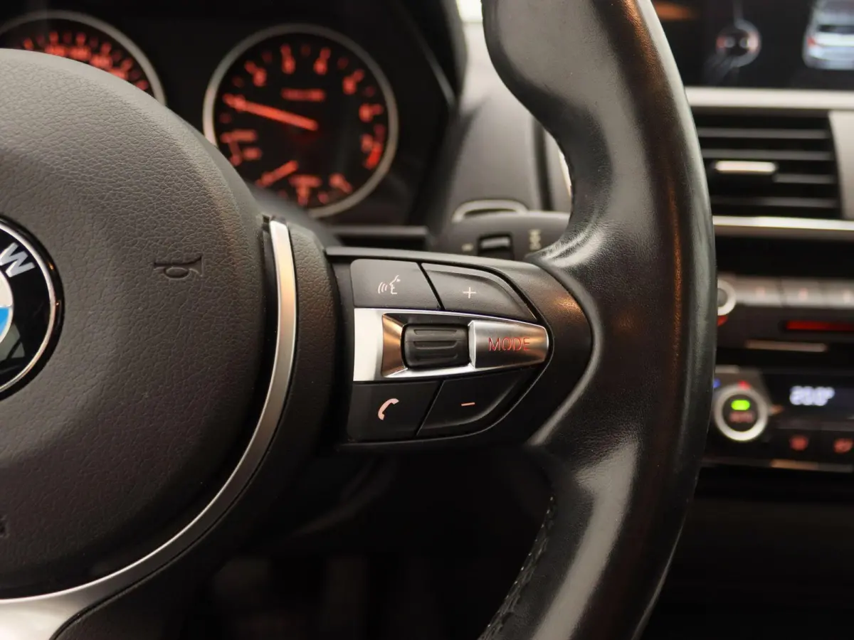 116i Centennial High Executive | Navigatie | Led Verlichting | Stoelverwarming | Climate Control |