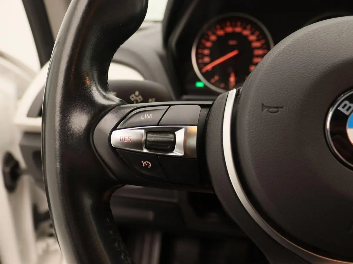 116i Centennial High Executive | Navigatie | Led Verlichting | Stoelverwarming | Climate Control |