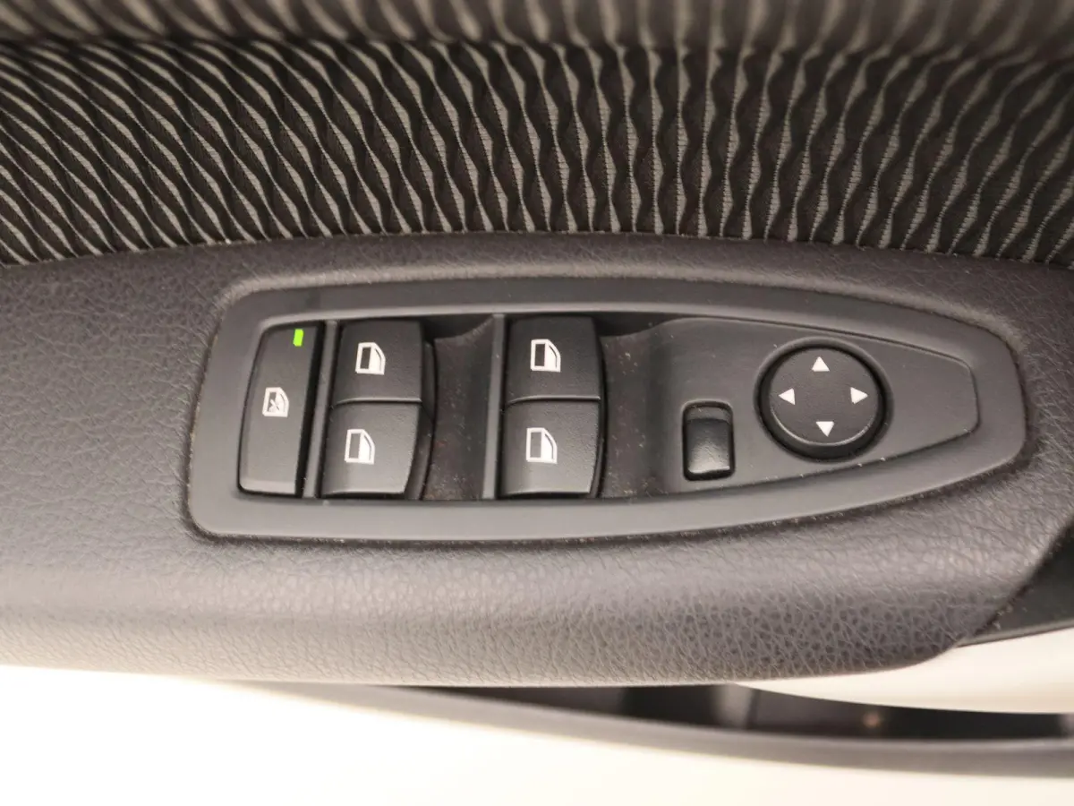 116i Centennial High Executive | Navigatie | Led Verlichting | Stoelverwarming | Climate Control |
