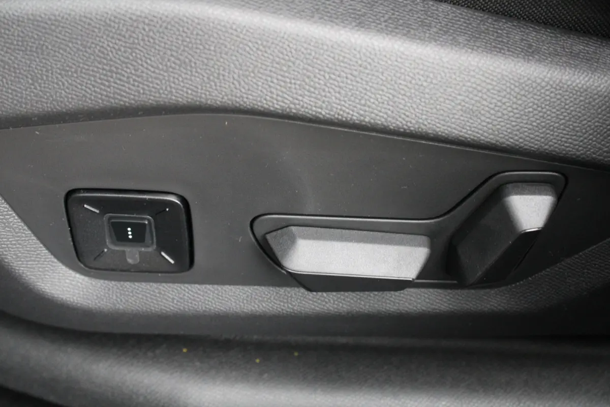 1.6 Plug-in Hybrid 195 GT Exclusive | Panorama/schuifdak | Lederen bekleding | Massage | Stoelverwarming | 19 Inch |