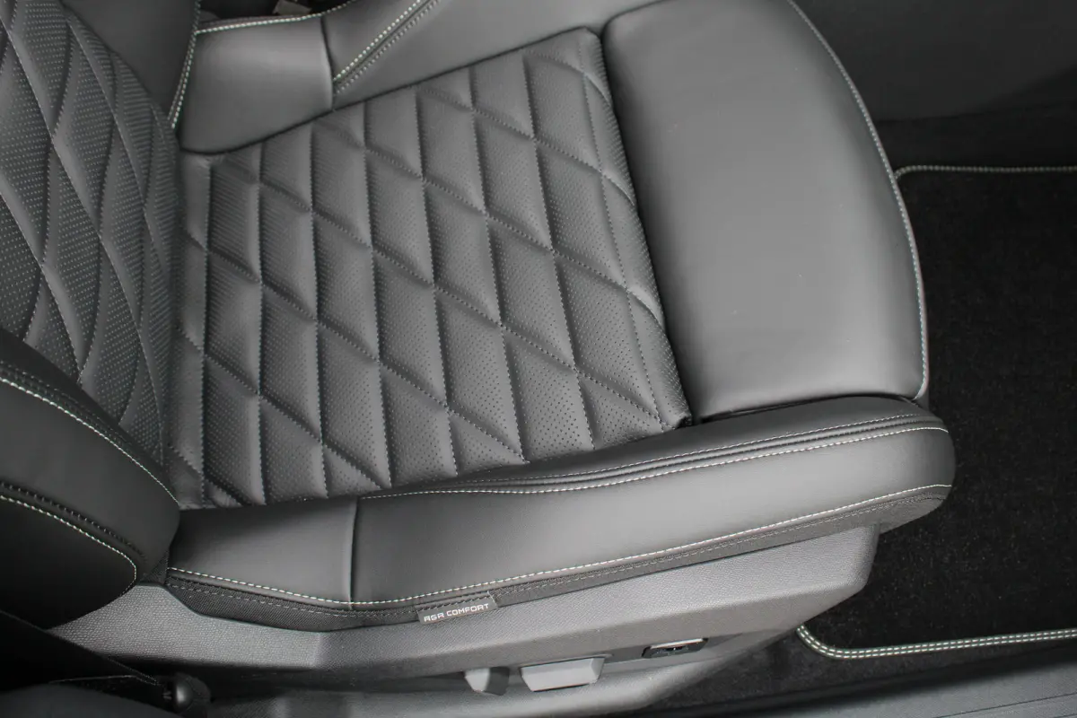 1.6 Plug-in Hybrid 195 GT Exclusive | Panorama/schuifdak | Lederen bekleding | Massage | Stoelverwarming | 19 Inch |