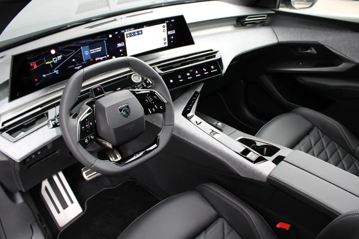 1.6 Plug-in Hybrid 195 GT Exclusive | Panorama/schuifdak | Lederen bekleding | Massage | Stoelverwarming | 19 Inch |