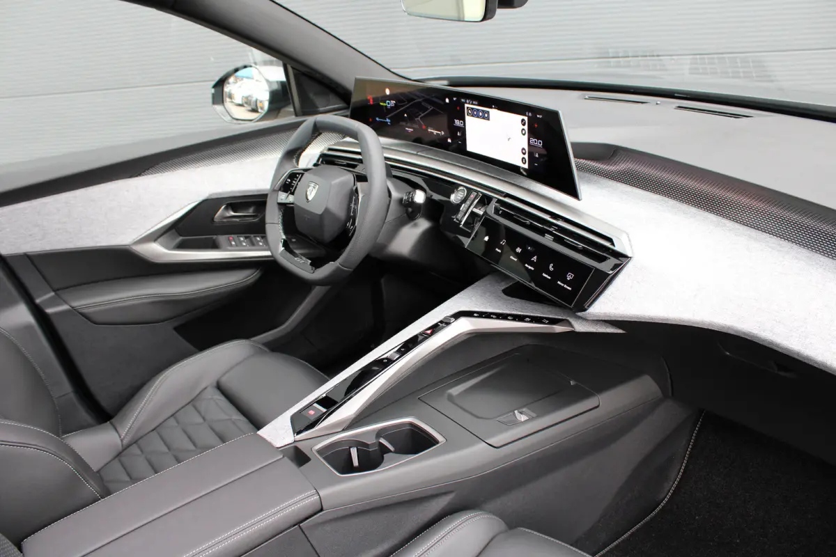 1.6 Plug-in Hybrid 195 GT Exclusive | Panorama/schuifdak | Lederen bekleding | Massage | Stoelverwarming | 19 Inch |