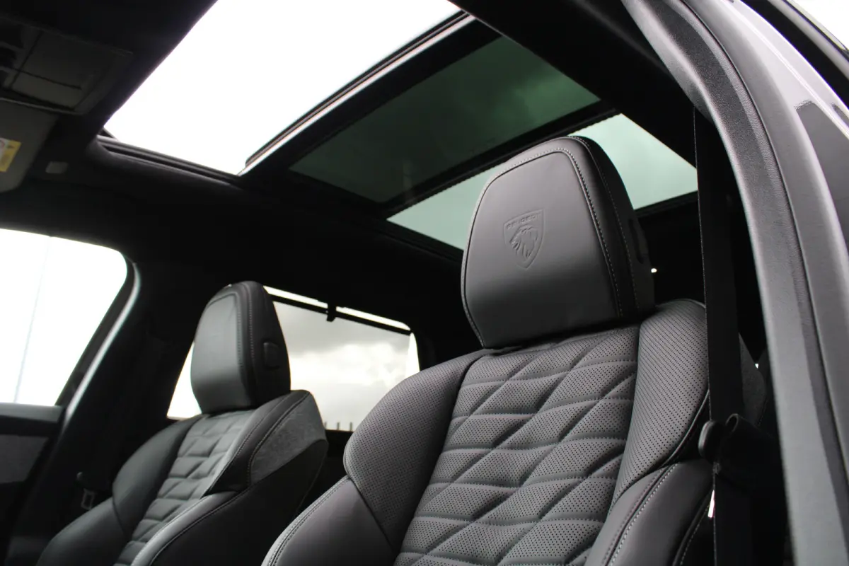 1.6 Plug-in Hybrid 195 GT Exclusive | Panorama/schuifdak | Lederen bekleding | Massage | Stoelverwarming | 19 Inch |