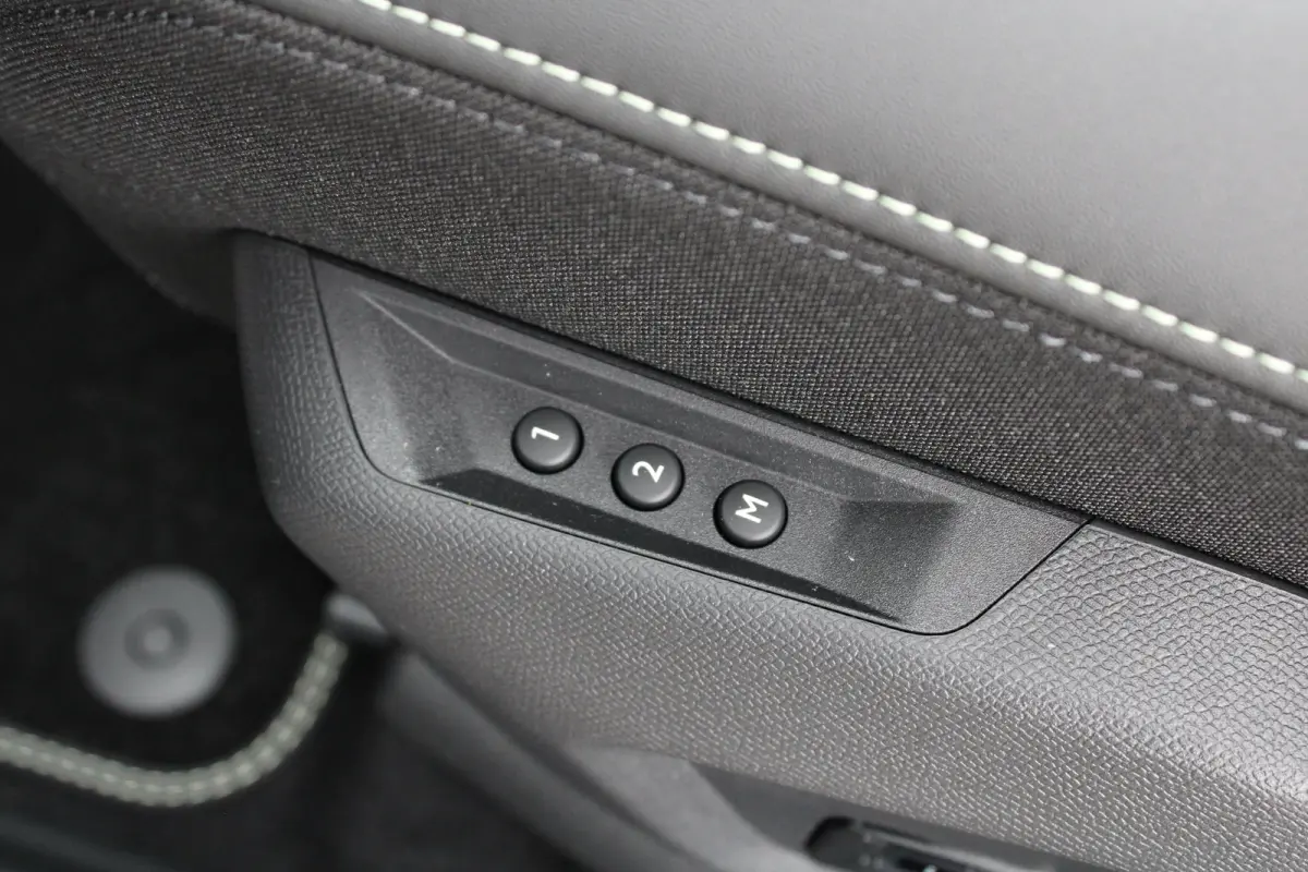 1.6 Plug-in Hybrid 195 GT Exclusive | Panorama/schuifdak | Lederen bekleding | Massage | Stoelverwarming | 19 Inch |