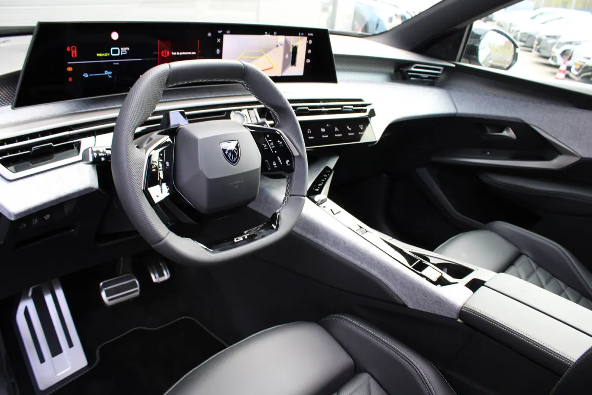 1.6 plug-in Hybrid 225 GT Exclusive | Panorama/schuifdak | Lederen bekleding | Massage | Stoelverwarming | 20 Inch |