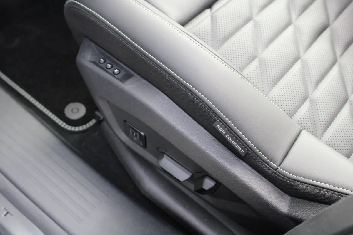 1.6 plug-in Hybrid 225 GT Exclusive | Panorama/schuifdak | Lederen bekleding | Massage | Stoelverwarming | 20 Inch |