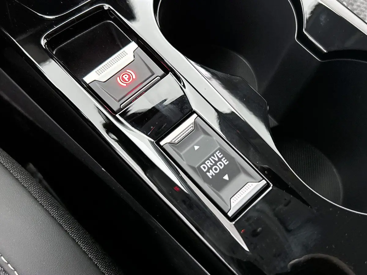 Allure 110pk Hybrid Automaat | Navigatie | 360 camera | Cruise control adaptief | Apple Carplay en Android auto draadloos