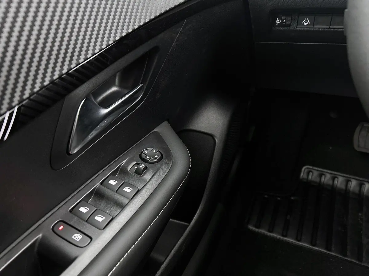 Allure 110pk Hybrid Automaat | Navigatie | 360 camera | Cruise control adaptief | Apple Carplay en Android auto draadloos