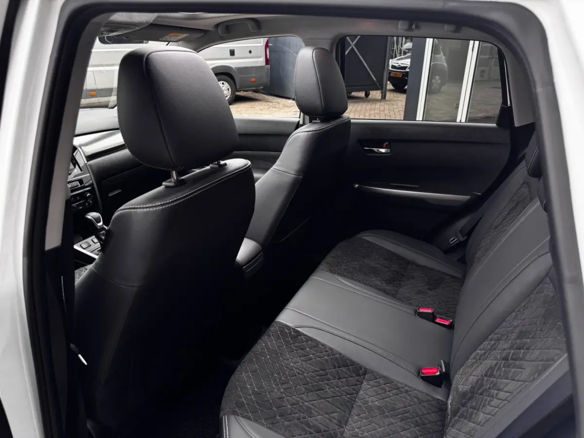 1.5 Hybrid Style | Panoramadak | Suzuki dealer onderhouden | Stoelverwarming | Camera |