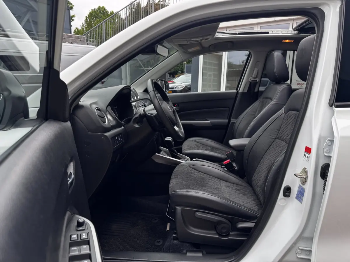 1.5 Hybrid Style | Panoramadak | Suzuki dealer onderhouden | Stoelverwarming | Camera |