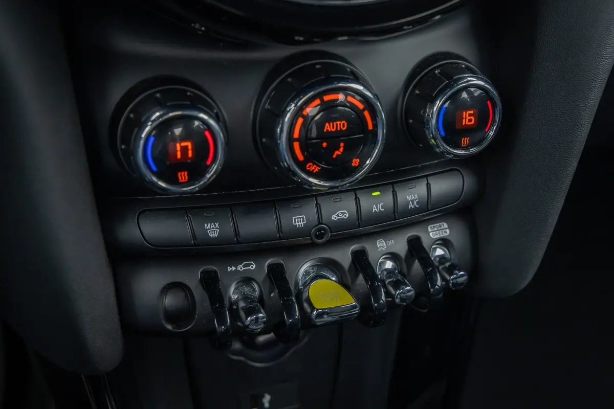 Business Edition 33 kWh | Apple Carplay/Android Auto | Keyless start | Stof/kunstlederen bekleding | Navigatiesysteem | Apple Carplay/Android Auto|telefoonintegratie premium | Extra getint g