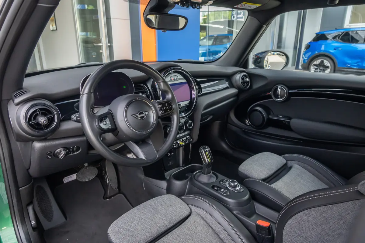 Business Edition 33 kWh | Apple Carplay/Android Auto | Keyless start | Stof/kunstlederen bekleding | Navigatiesysteem | Apple Carplay/Android Auto|telefoonintegratie premium | Extra getint g