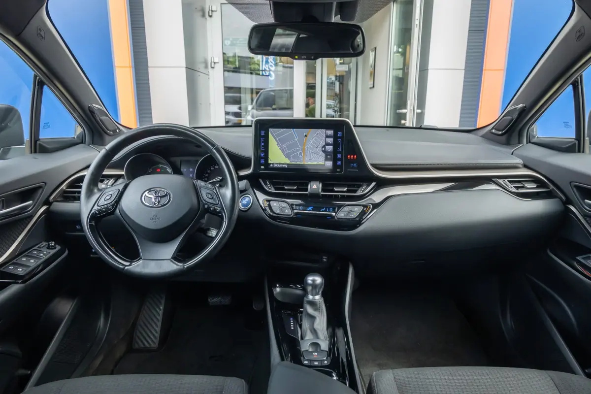 1.8 Hybrid Style Ultimate | Achteruitrijcamera | Dodehoek detectie | Cruise control adaptief | Keyless entry/Start | Full LED | Trekhaak | Achteruitrijcamera | Cruise control adaptief | Dode