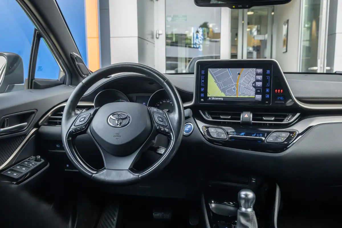 1.8 Hybrid Style Ultimate | Achteruitrijcamera | Dodehoek detectie | Cruise control adaptief | Keyless entry/Start | Full LED | Trekhaak | Achteruitrijcamera | Cruise control adaptief | Dode