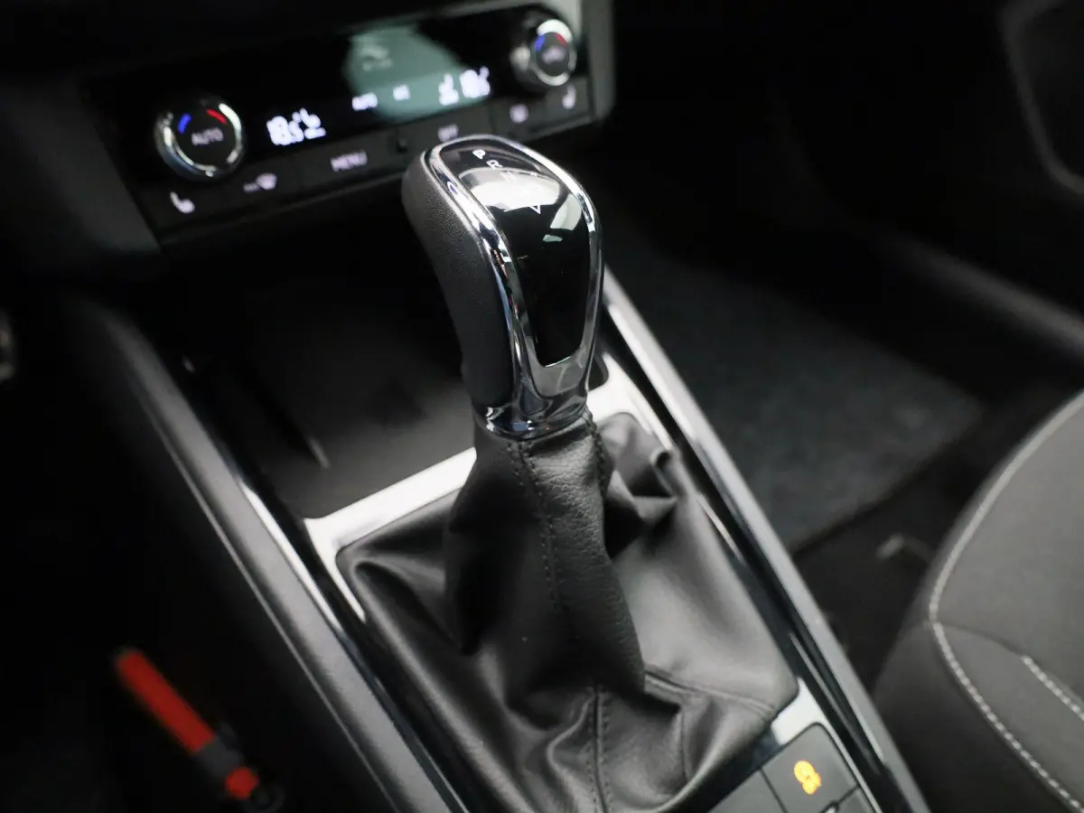 1.0 TSI Sport Business | Automaat | Elek. Trekhaak | Apple Carplay / Android Auto | Lichtmetalen Velgen | Sportstoelen |