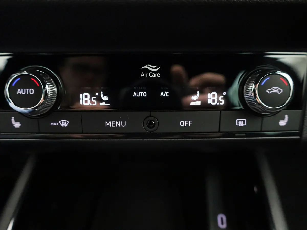 1.0 TSI Sport Business | Automaat | Elek. Trekhaak | Apple Carplay / Android Auto | Lichtmetalen Velgen | Sportstoelen |