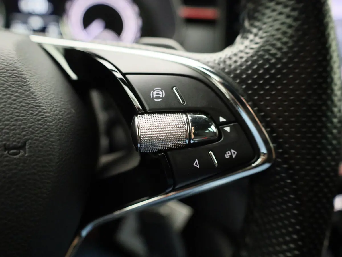 1.0 TSI Sport Business | Automaat | Elek. Trekhaak | Apple Carplay / Android Auto | Lichtmetalen Velgen | Sportstoelen |