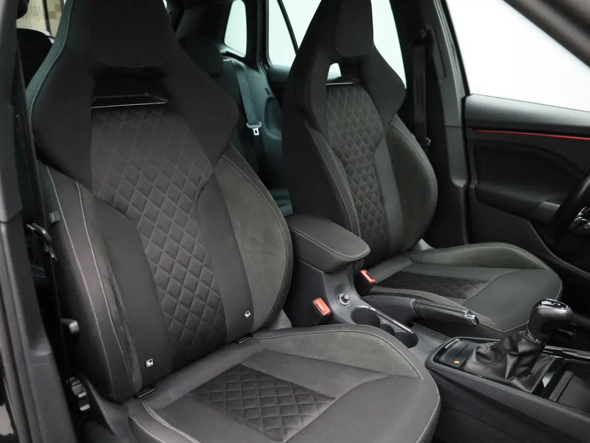 1.0 TSI Sport Business | Automaat | Elek. Trekhaak | Apple Carplay / Android Auto | Lichtmetalen Velgen | Sportstoelen |