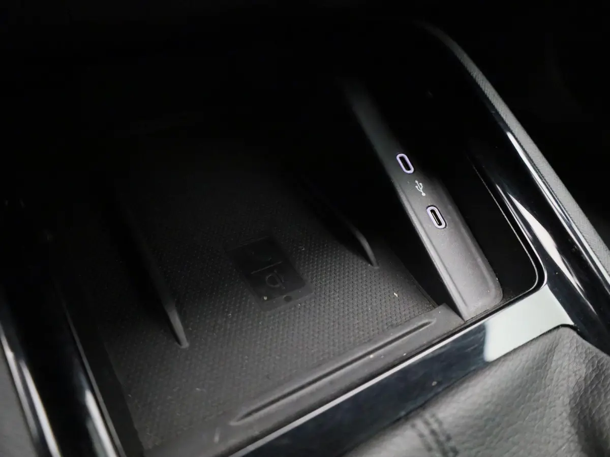 1.0 TSI Sport Business | Automaat | Elek. Trekhaak | Apple Carplay / Android Auto | Lichtmetalen Velgen | Sportstoelen |