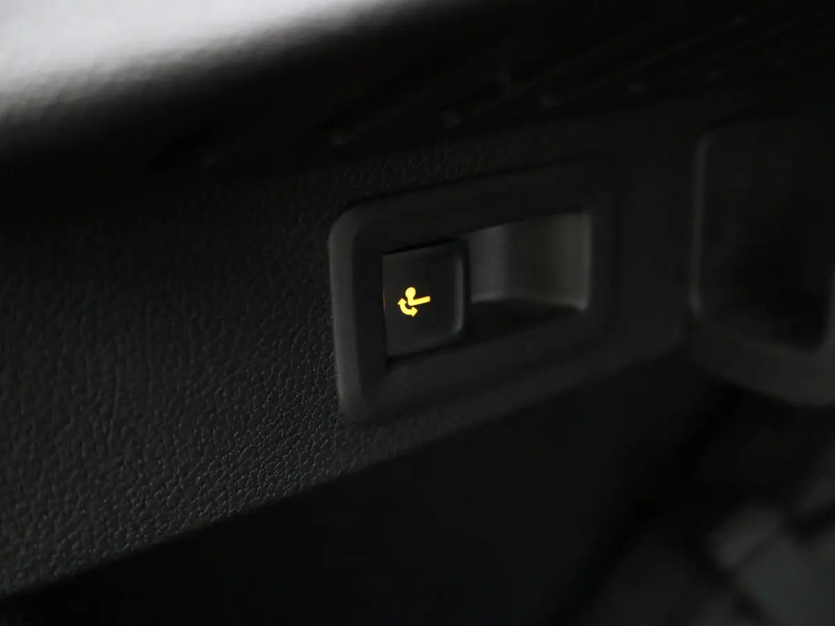 1.0 TSI Sport Business | Automaat | Elek. Trekhaak | Apple Carplay / Android Auto | Lichtmetalen Velgen | Sportstoelen |