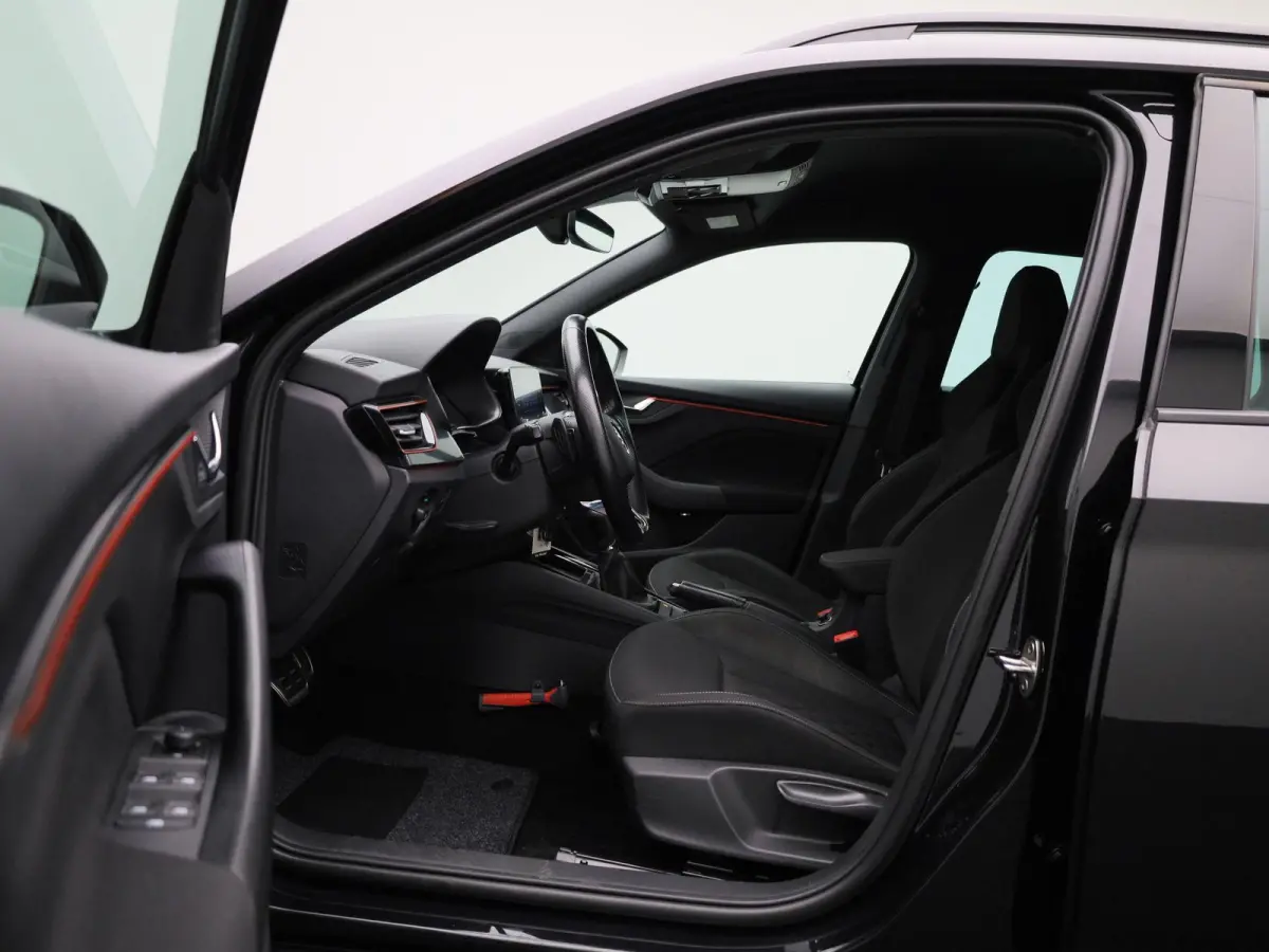 1.0 TSI Sport Business | Automaat | Elek. Trekhaak | Apple Carplay / Android Auto | Lichtmetalen Velgen | Sportstoelen |