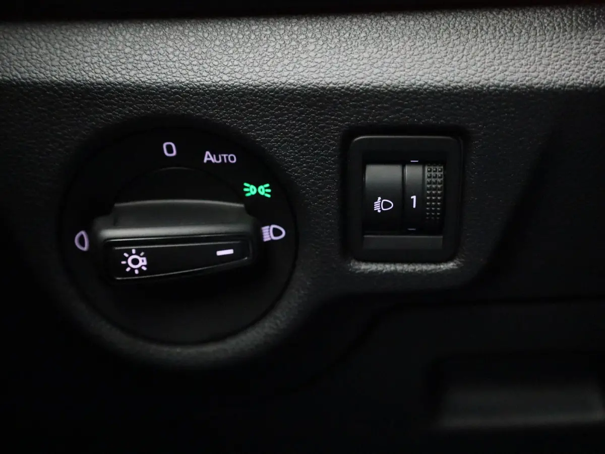 1.0 TSI Sport Business | Automaat | Elek. Trekhaak | Apple Carplay / Android Auto | Lichtmetalen Velgen | Sportstoelen |