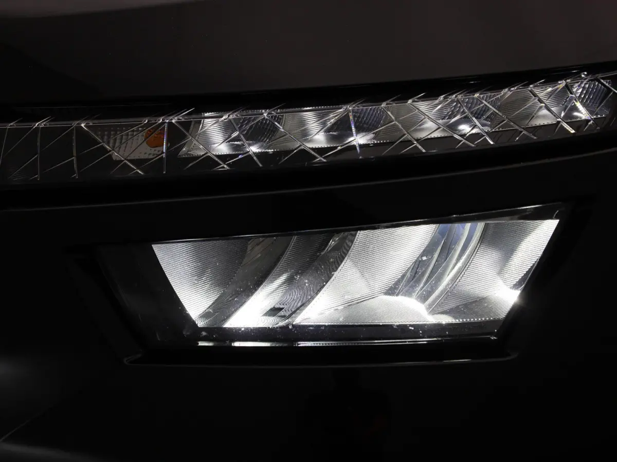 1.0 TSI Sport Business | Automaat | Elek. Trekhaak | Apple Carplay / Android Auto | Lichtmetalen Velgen | Sportstoelen |