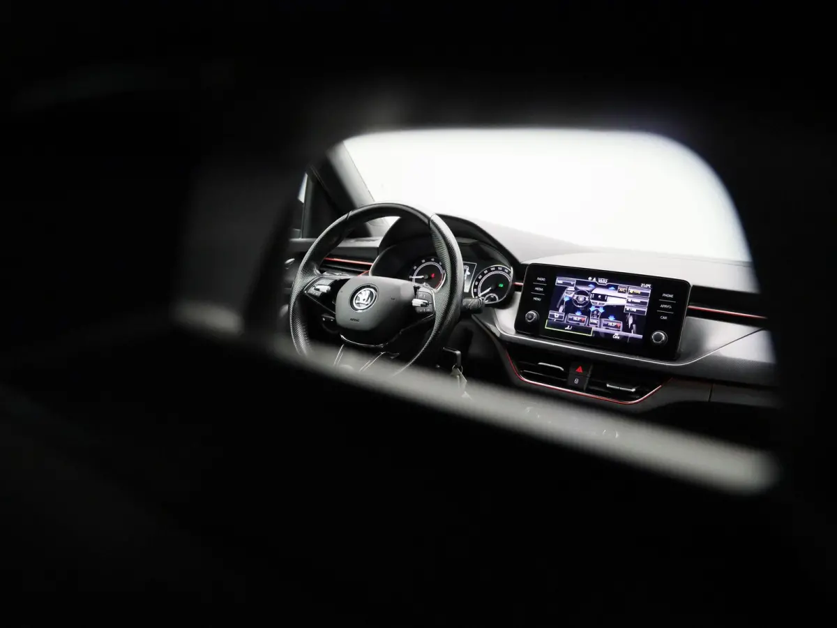 1.0 TSI Sport Business | Automaat | Elek. Trekhaak | Apple Carplay / Android Auto | Lichtmetalen Velgen | Sportstoelen |