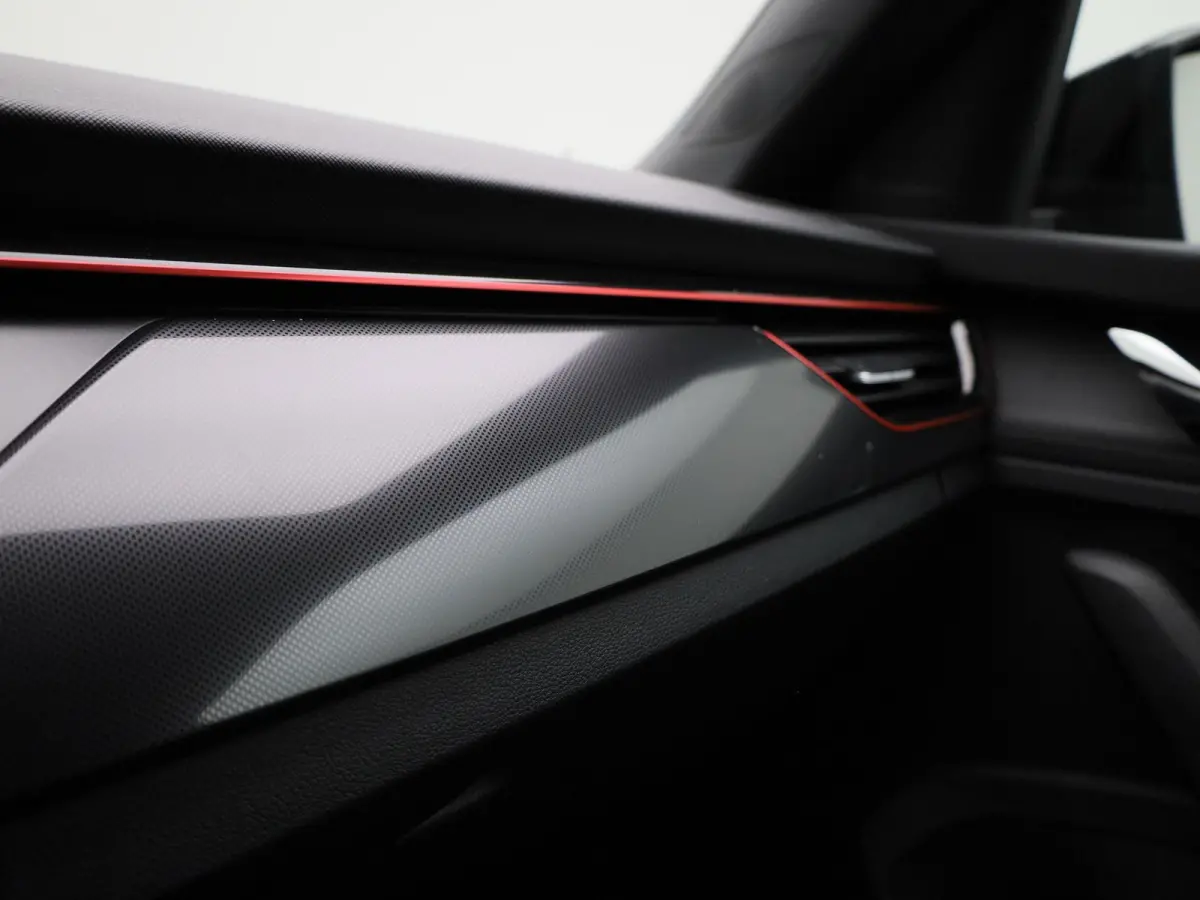 1.0 TSI Sport Business | Automaat | Elek. Trekhaak | Apple Carplay / Android Auto | Lichtmetalen Velgen | Sportstoelen |