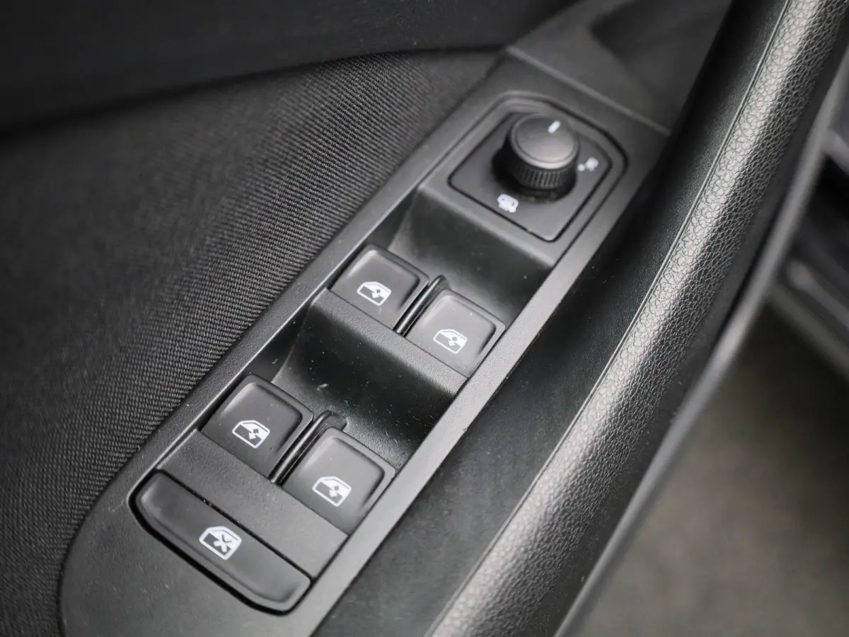 1.0 TSI Sport Business | Automaat | Elek. Trekhaak | Apple Carplay / Android Auto | Lichtmetalen Velgen | Sportstoelen |