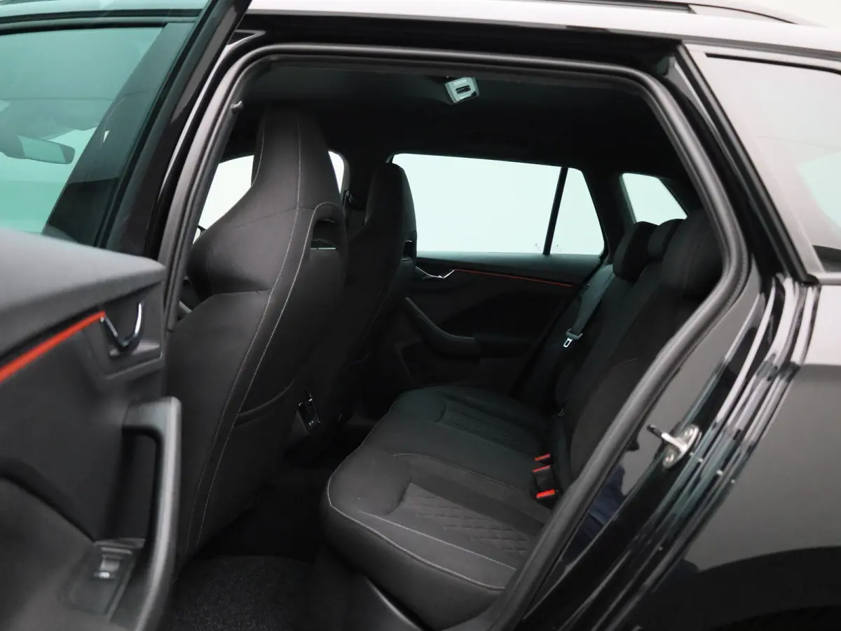 1.0 TSI Sport Business | Automaat | Elek. Trekhaak | Apple Carplay / Android Auto | Lichtmetalen Velgen | Sportstoelen |