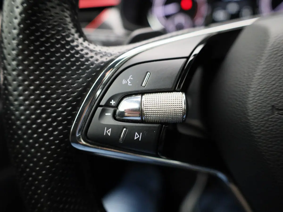 1.0 TSI Sport Business | Automaat | Elek. Trekhaak | Apple Carplay / Android Auto | Lichtmetalen Velgen | Sportstoelen |