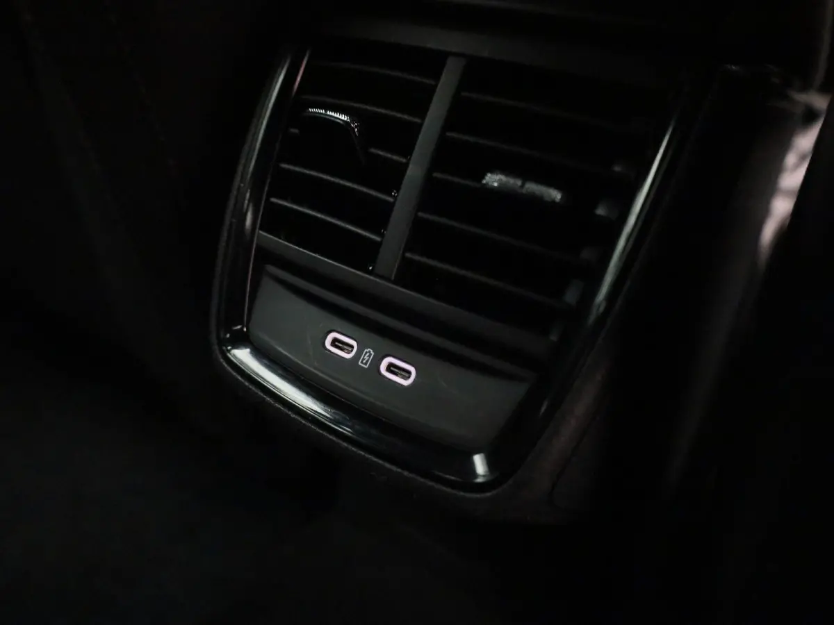 1.0 TSI Sport Business | Automaat | Elek. Trekhaak | Apple Carplay / Android Auto | Lichtmetalen Velgen | Sportstoelen |