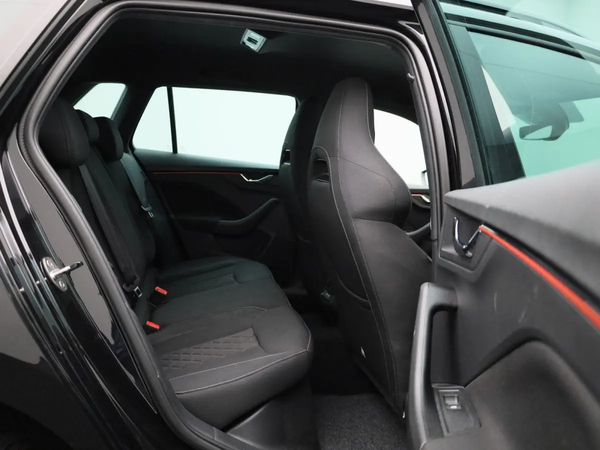 1.0 TSI Sport Business | Automaat | Elek. Trekhaak | Apple Carplay / Android Auto | Lichtmetalen Velgen | Sportstoelen |