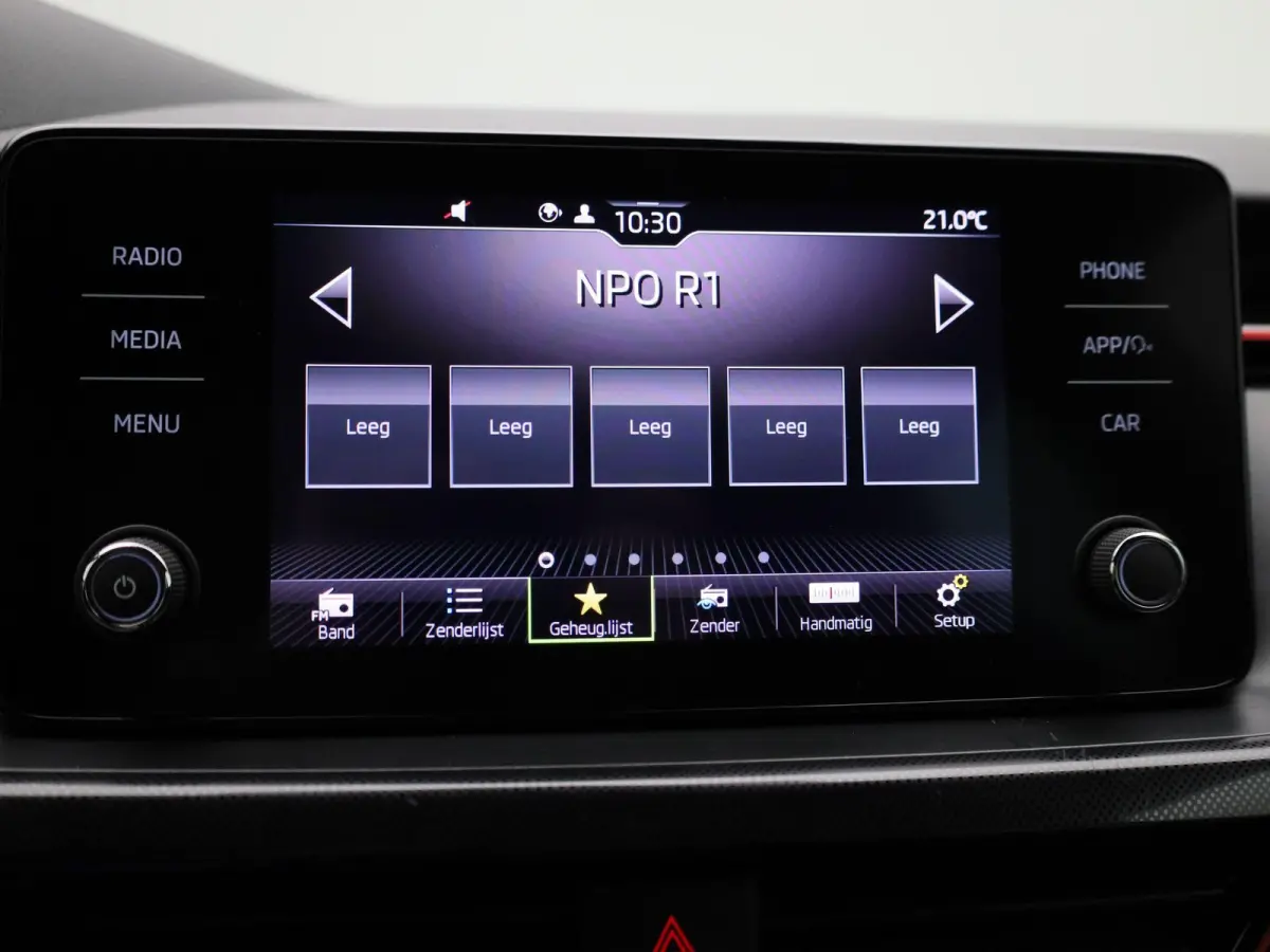 1.0 TSI Sport Business | Automaat | Elek. Trekhaak | Apple Carplay / Android Auto | Lichtmetalen Velgen | Sportstoelen |