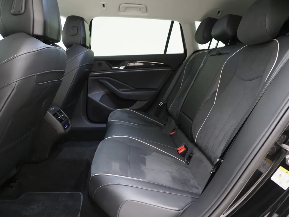 1.5 eHybrid 204PK | Leder/Alcantara | Massage | Trekhaak | HUD | Camera | Adaptive Cruise | Sfeerlicht | Carplay