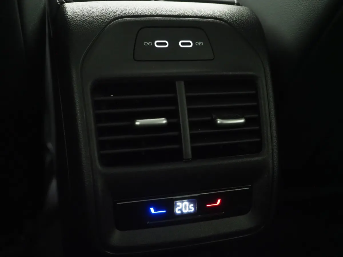 1.5 eHybrid 204PK | Leder/Alcantara | Massage | Trekhaak | HUD | Camera | Adaptive Cruise | Sfeerlicht | Carplay
