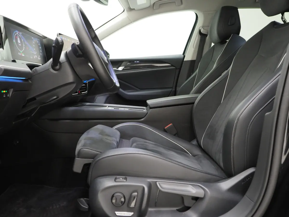 1.5 eHybrid 204PK | Leder/Alcantara | Massage | Trekhaak | HUD | Camera | Adaptive Cruise | Sfeerlicht | Carplay