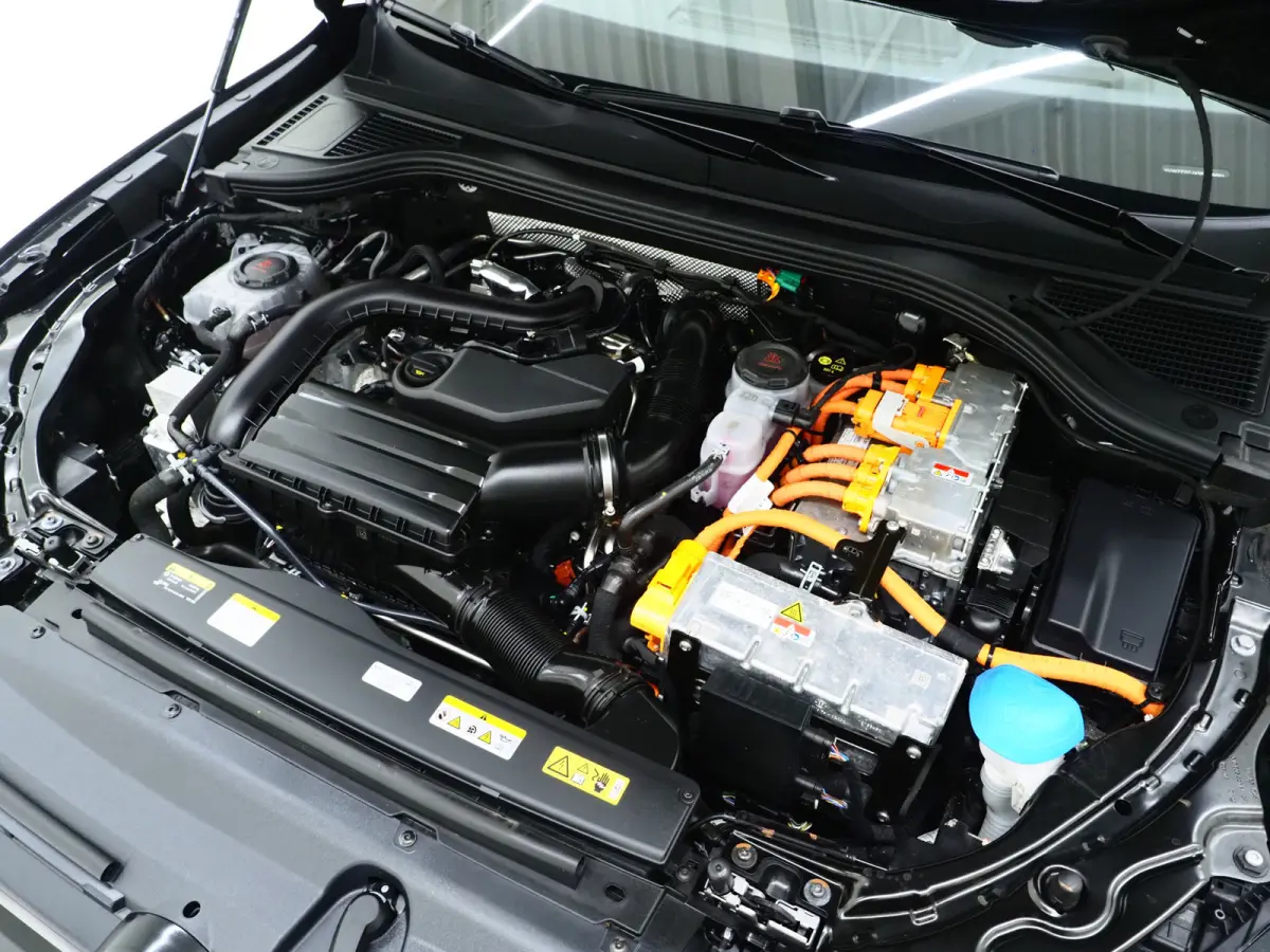 1.5 eHybrid 204PK | Leder/Alcantara | Massage | Trekhaak | HUD | Camera | Adaptive Cruise | Sfeerlicht | Carplay