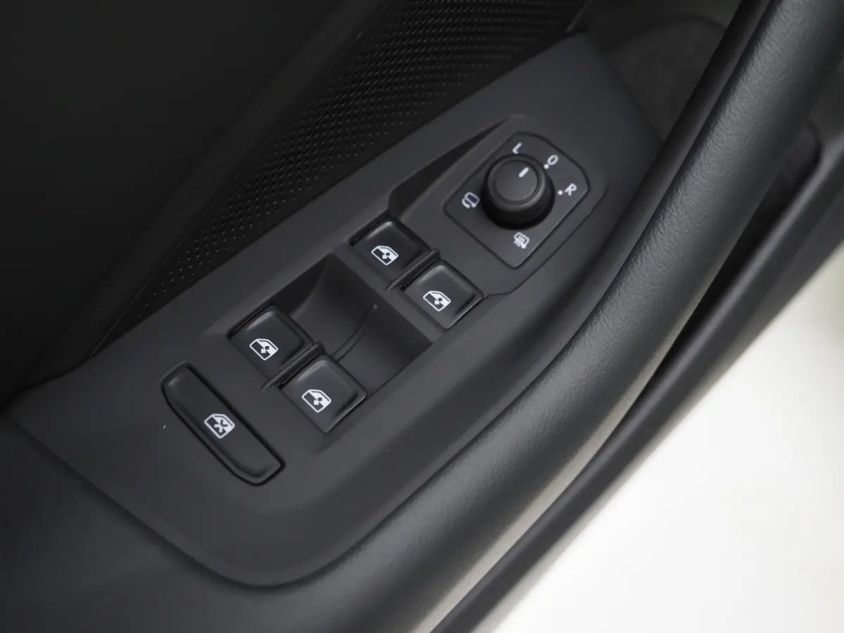 1.5 eHybrid 204PK | Leder/Alcantara | Massage | Trekhaak | HUD | Camera | Adaptive Cruise | Sfeerlicht | Carplay