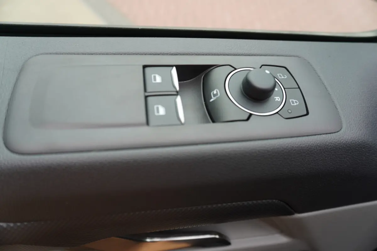 Cust. 340 L2H1 Limited 71 kWh 218PK Automaat nr. V089 | Airco | Adap.Cruise | Navi | camera