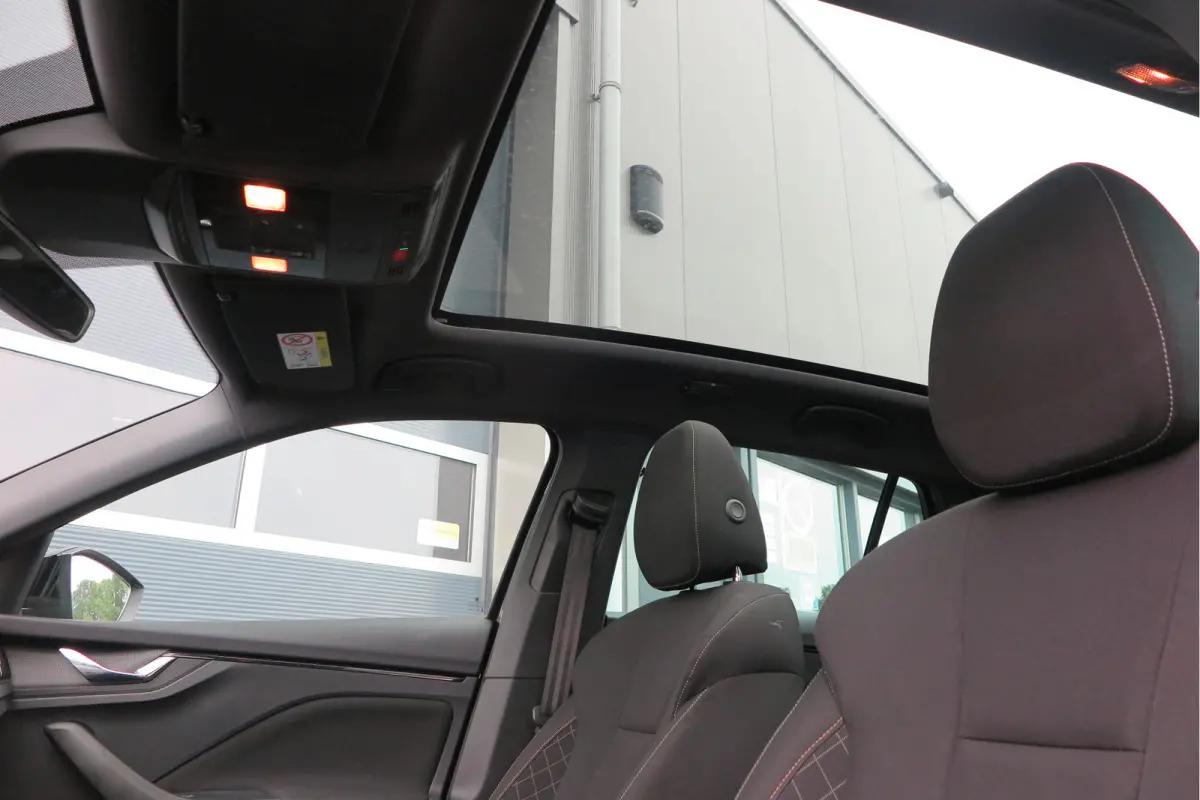 1.0 TSI 110pk H6 Sport Business. Panoramadak , Led, Stoelverwarming, Achteruitrijcamera , PDC , Carplay , (navigatie via carplay) DAB+