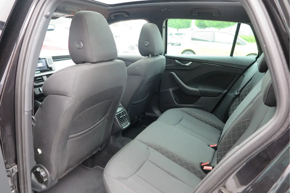 1.0 TSI 110pk H6 Sport Business. Panoramadak , Led, Stoelverwarming, Achteruitrijcamera , PDC , Carplay , (navigatie via carplay) DAB+
