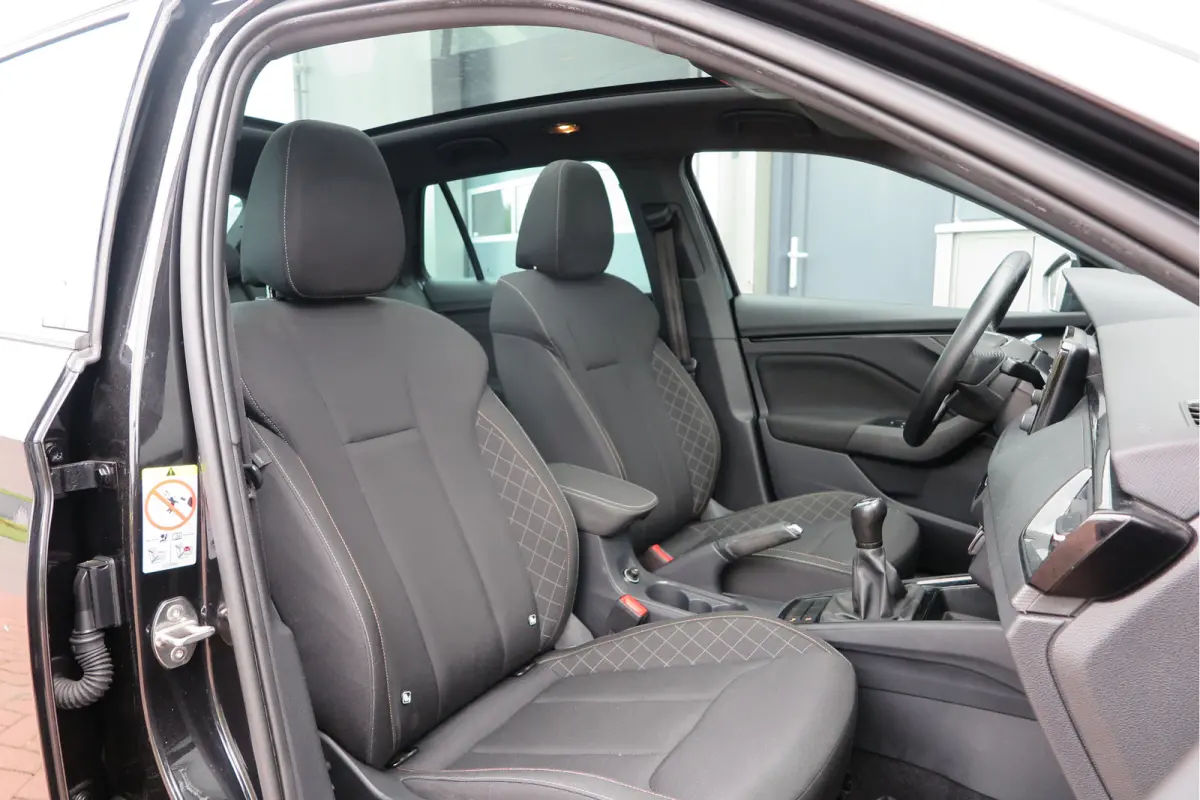1.0 TSI 110pk H6 Sport Business. Panoramadak , Led, Stoelverwarming, Achteruitrijcamera , PDC , Carplay , (navigatie via carplay) DAB+