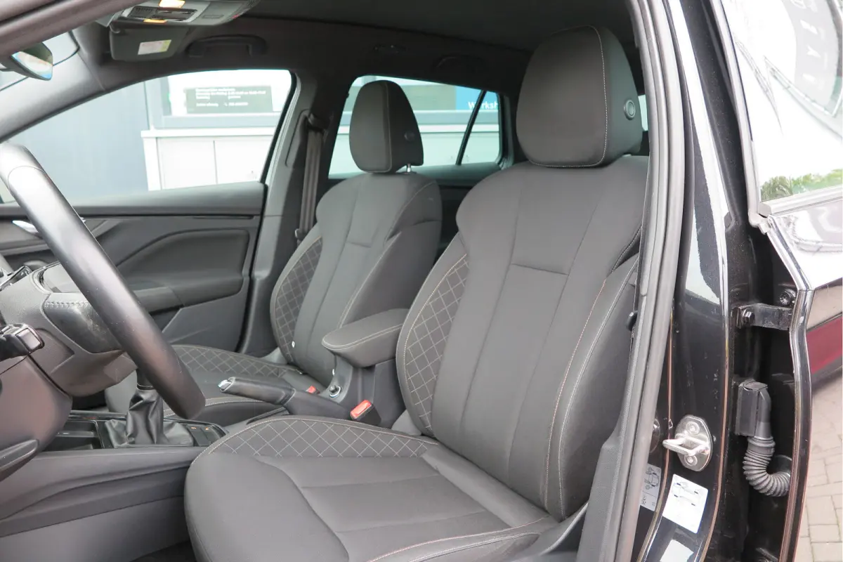1.0 TSI 110pk H6 Sport Business. Panoramadak , Led, Stoelverwarming, Achteruitrijcamera , PDC , Carplay , (navigatie via carplay) DAB+
