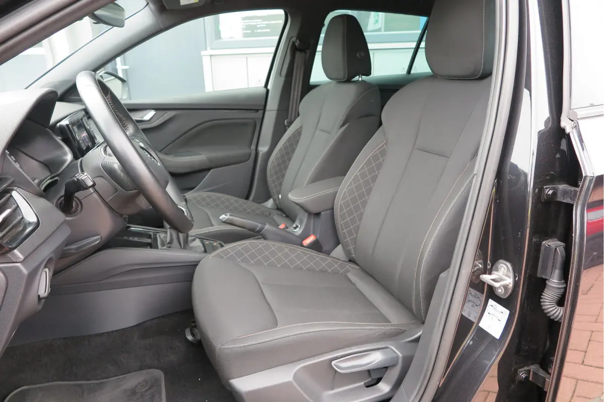 1.0 TSI 110pk H6 Sport Business. Panoramadak , Led, Stoelverwarming, Achteruitrijcamera , PDC , Carplay , (navigatie via carplay) DAB+
