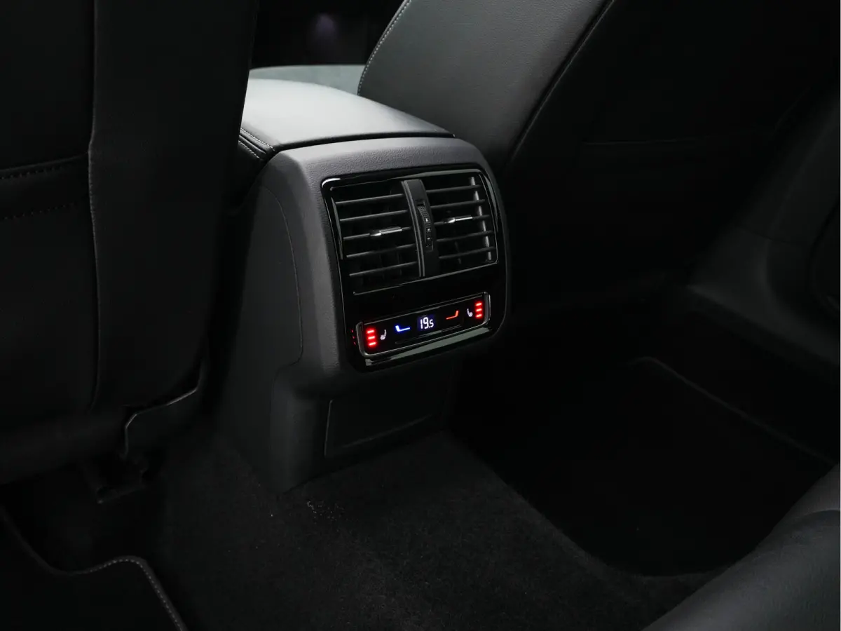 1.4 TSI eHybrid R-Line Business (Plug-in) {SoH-90%} (INCL-BTW) *PANO | LEATHER-ARTVELOURS | FULL-LED | CAMERA | ADAPTIVE-CRUISE | HEATED-SPORTSEATS | KEYLESS | NAVI-FULLMAP | PRIVACYGLASS | 