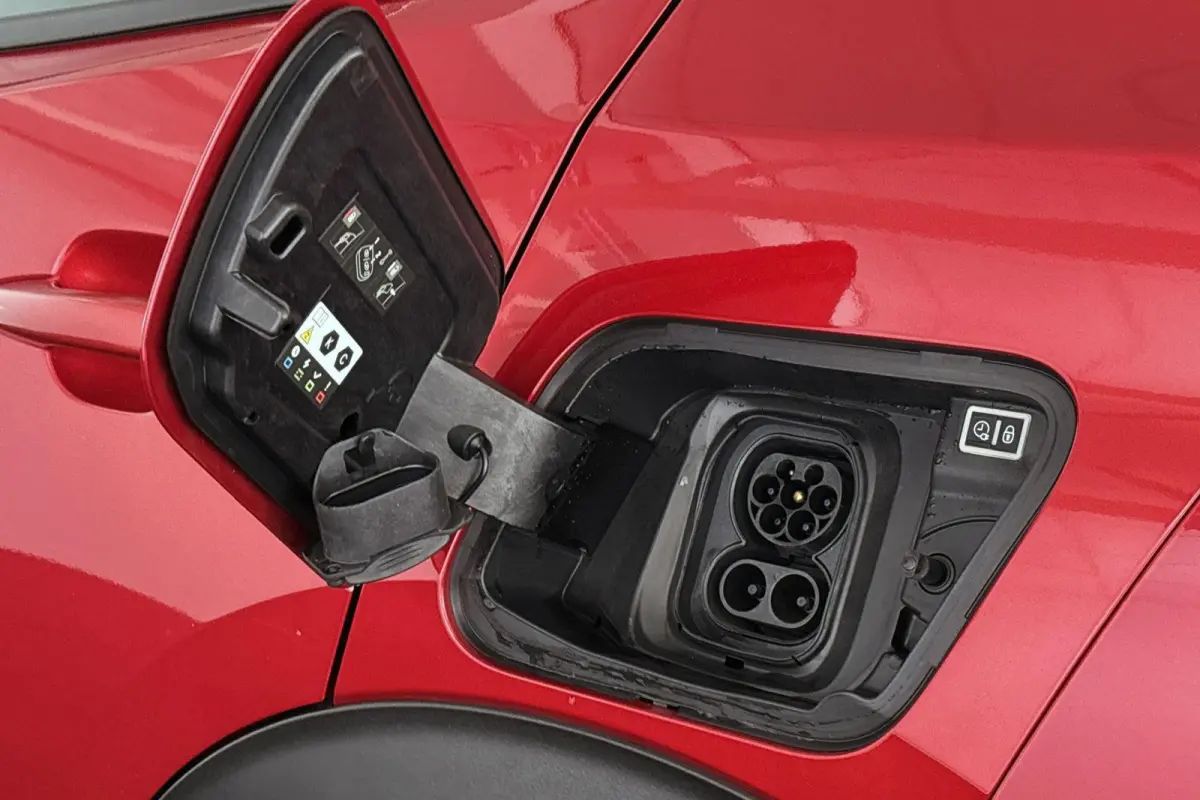 EV Active Pack 50 kWh Apple CarPlay Climate Control 16"