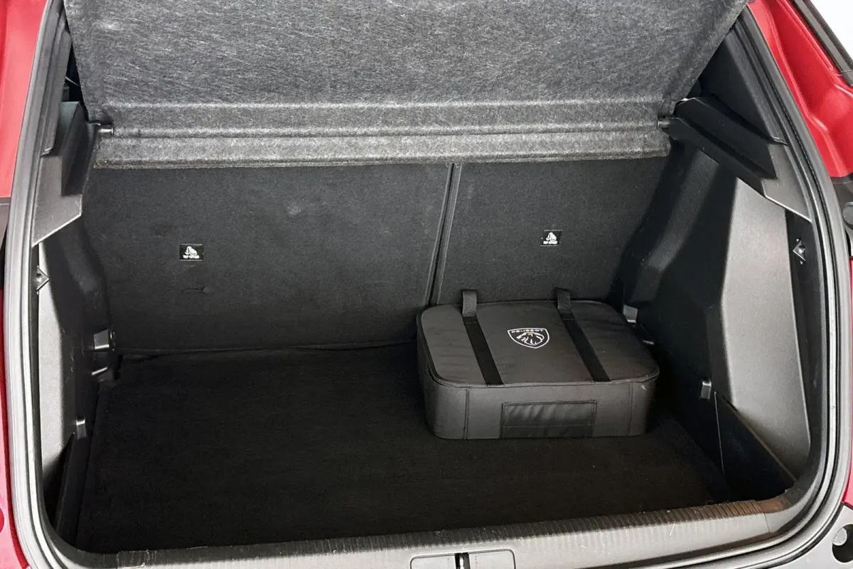 EV Active Pack 50 kWh Apple CarPlay Climate Control 16"